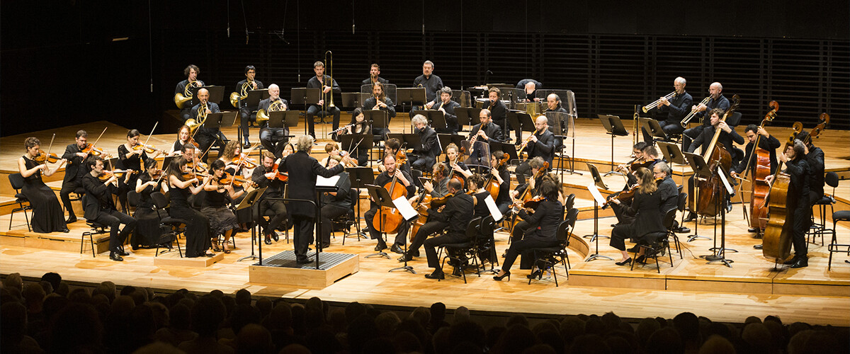 Le Concert des Nations, l’orchestre monte sur scène accompagné du Ballet de Maribor