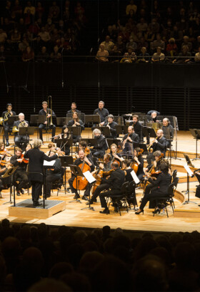 Le Concert des Nations, l’orchestre monte sur scène accompagné du Ballet de Maribor