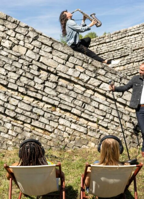 Poésie couchée sur musique en transat au Quai des Arts